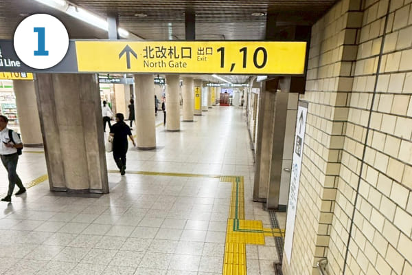 伏見駅の北改札口へ向かってください。