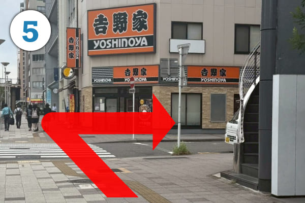 吉野家まで来たら右に曲がってしばらく直進します。