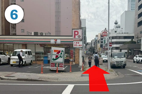 3つ目の交差点を超えると左手にセブンイレブンが見えてくるので、さらにまっすぐ進みます。