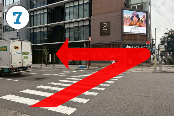次の交差点まで来たら、横断歩道を渡り左に曲がります。