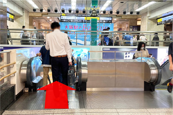 まっすぐ進んだら、エスカレーターを下ります。