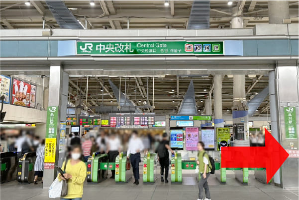 中央改札を出たら高輪口(西口)に向かいます。