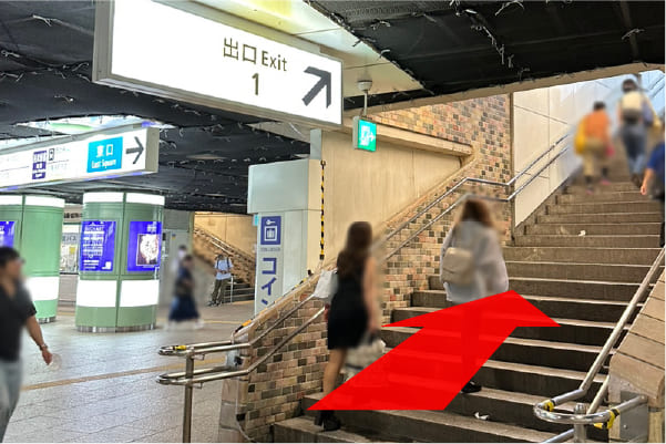 1番出口の階段を上がって地上に出ます。