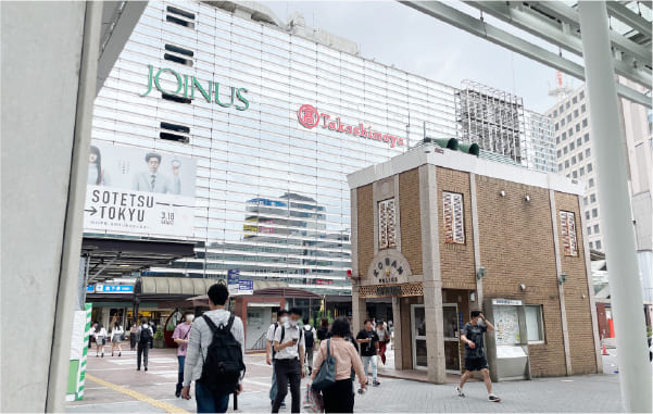 左手の高島屋方面へ進みます。