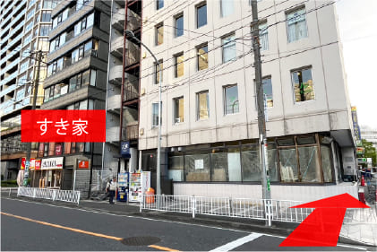 すき家方面に信号を渡って直進します。